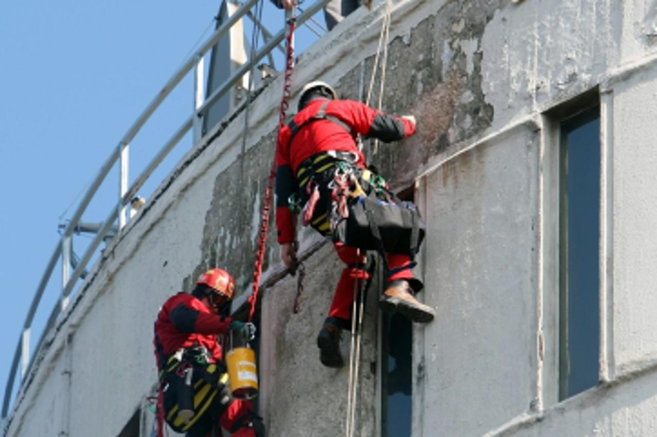 '06.10.2012., Zagreb - Na Sljemenskom tornju radnici popravljaju fasadu.  Photo: Goran Jakus/PIXSELL'