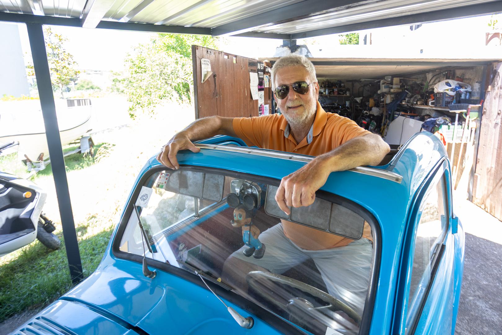 OLDTIMER FIAT TOPOLINO kojim se ponosi Božo Simović najstariji je ‘stanovnik’ mjesta, 83 su
mu godine