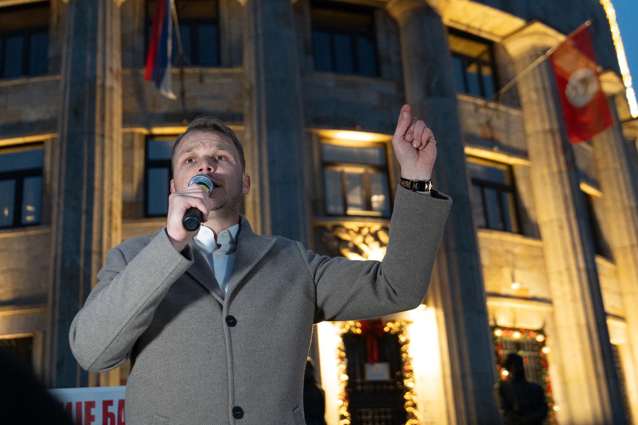 Banja Luka: Gradonačelnik Stanivuković s građanima prosvjedovao ispred palate RS zbog budžetskog sistema RS