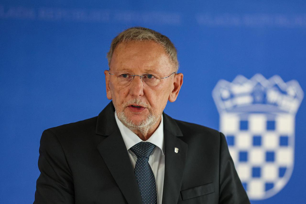 Zagreb: Ministar Davor Božinović dao je izjavu okupljenim medijima nakon sjednice Vlade