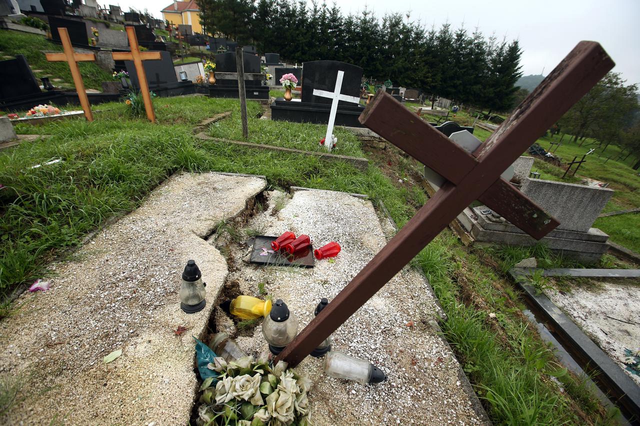 17.09.2014., Kravarsko - Usljed obilnih kisa na mjesnom groblju u Kravarskom doslo je do pomicanja tla i velikog klizista koje je mnoge grobove unistilo, a grobnice su pomaknute i desetak metara.   Photo: Robert Anic/PIXSELL