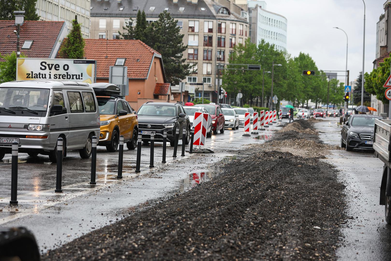 Fotografije s Trešnjevke najbolje pokazuju kako izgleda nova prometna regulacija na Vukovarskoj. Kolone vozila protežu se okolnim ulicama nakon što je od subote zatvoren promet prema zapadu pa se vozači preusmjeravaju na Andrašecovu, Tratinsku i Ozaljsku.