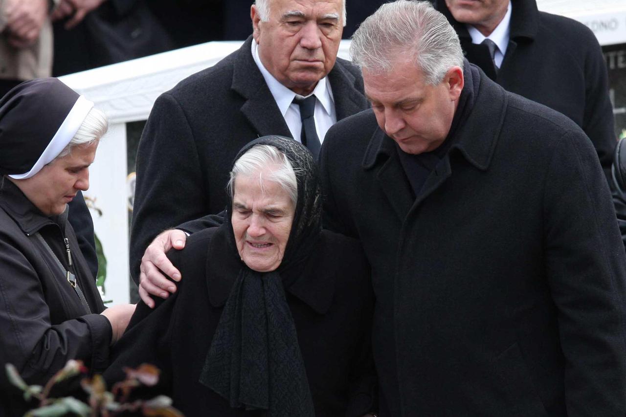 Fotografija Ive Sanadera i majke Ivanke nastala 2007. godine na sprovodu Ante Sanadera