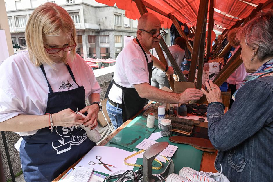 Zagreb: Obrtnici na Dolcu povodom Dana planeta Zemlje građanima  popravljali stare stvari