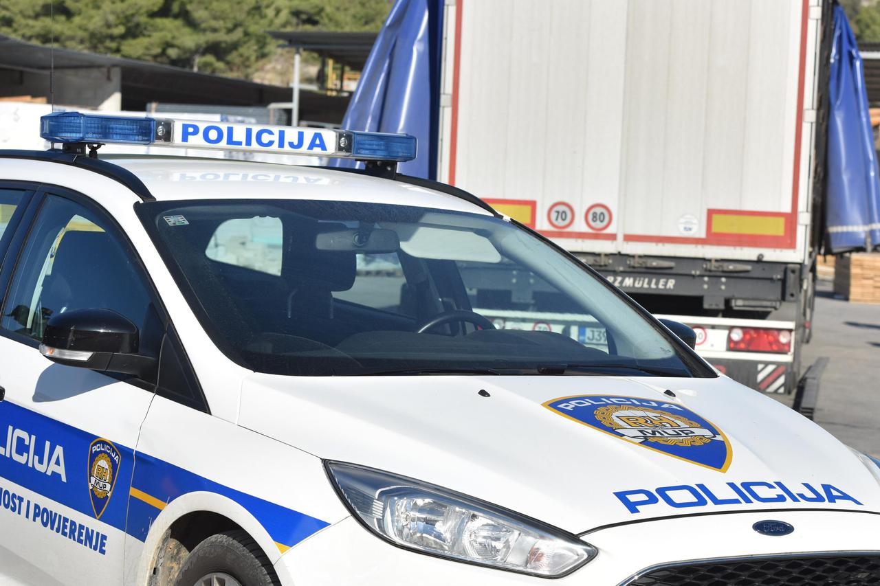 Šibenik: Nekoliko migranata iskočilo s prikolice kamiona nakon što je vozač dignuo ceradu