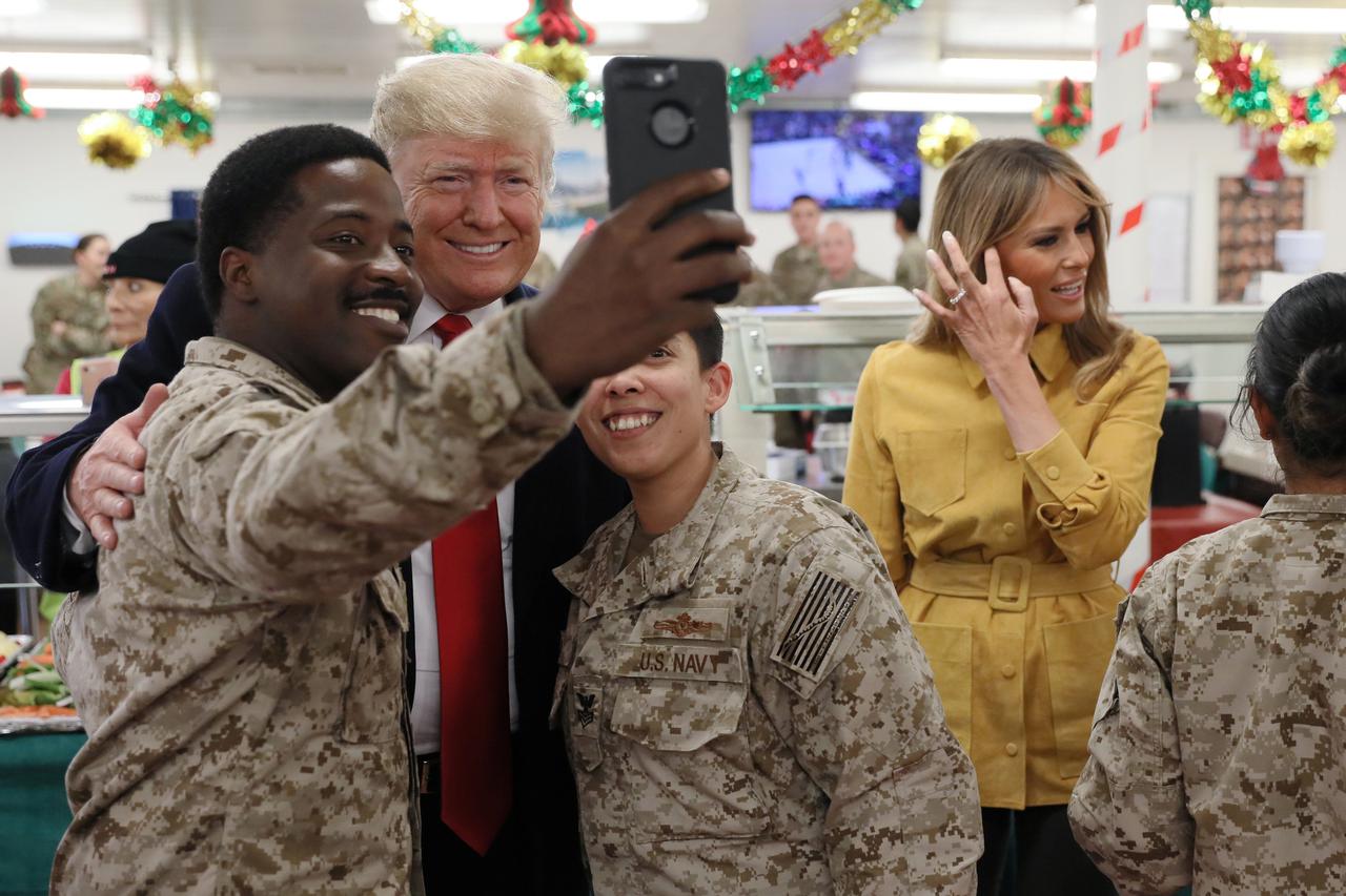 Američki vojnici u Iraku fotografirali su se s Donaldom Trumpom i prvom damom Melanijo