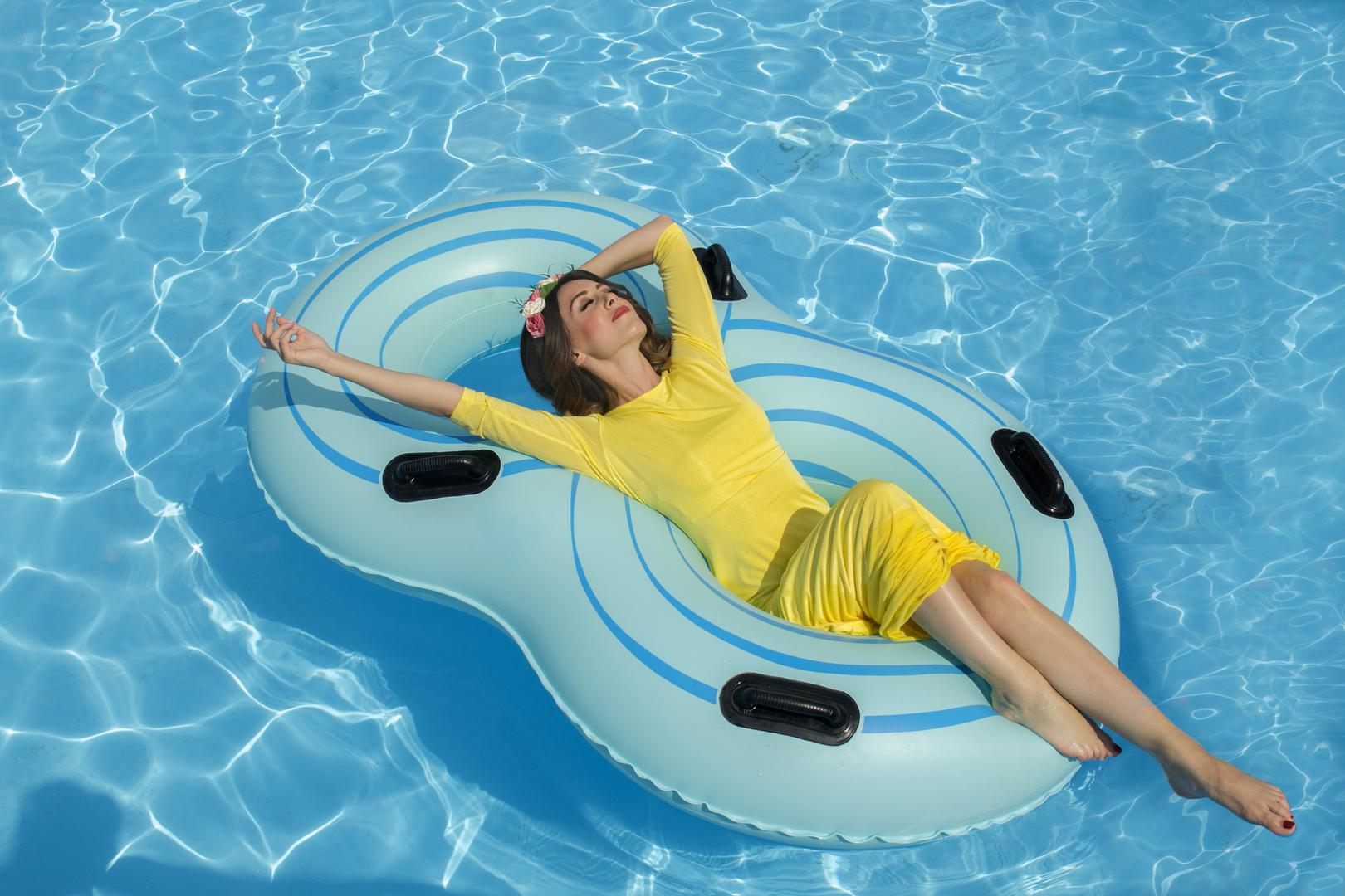 U galeriji možete pogledati fotografije poznatih osoba koje su polaznici 12. izdanja Fotosofije snimili u neobičnim situacijama. 