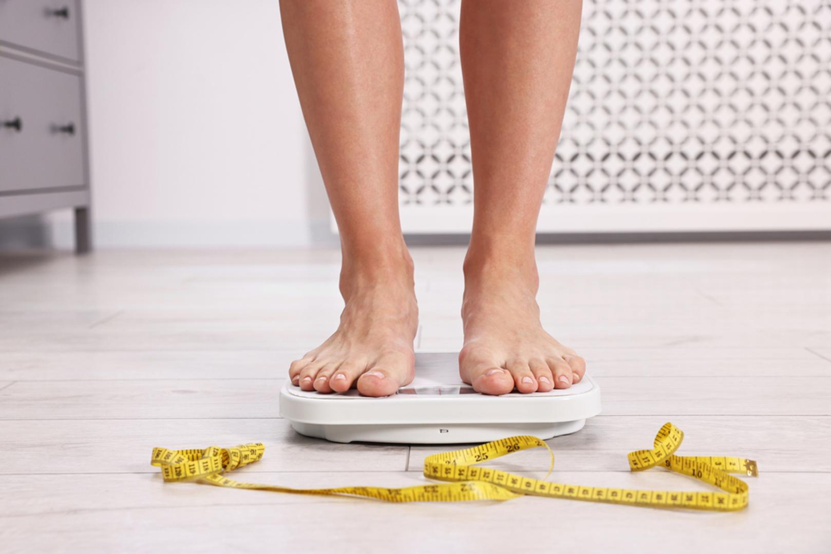 Kombinacija aerobnih aktivnosti i vježbi snage pomaže u potrošnji kalorija, jačanju mišića i poboljšanju izdržljivosti. Uz uravnoteženu prehranu, dovoljno sna i dosljednost, vidljivi rezultati mogu se postići i bez odlaska u teretanu. Evo nekoliko ideja za vježbanje bez potrošenog eura.
