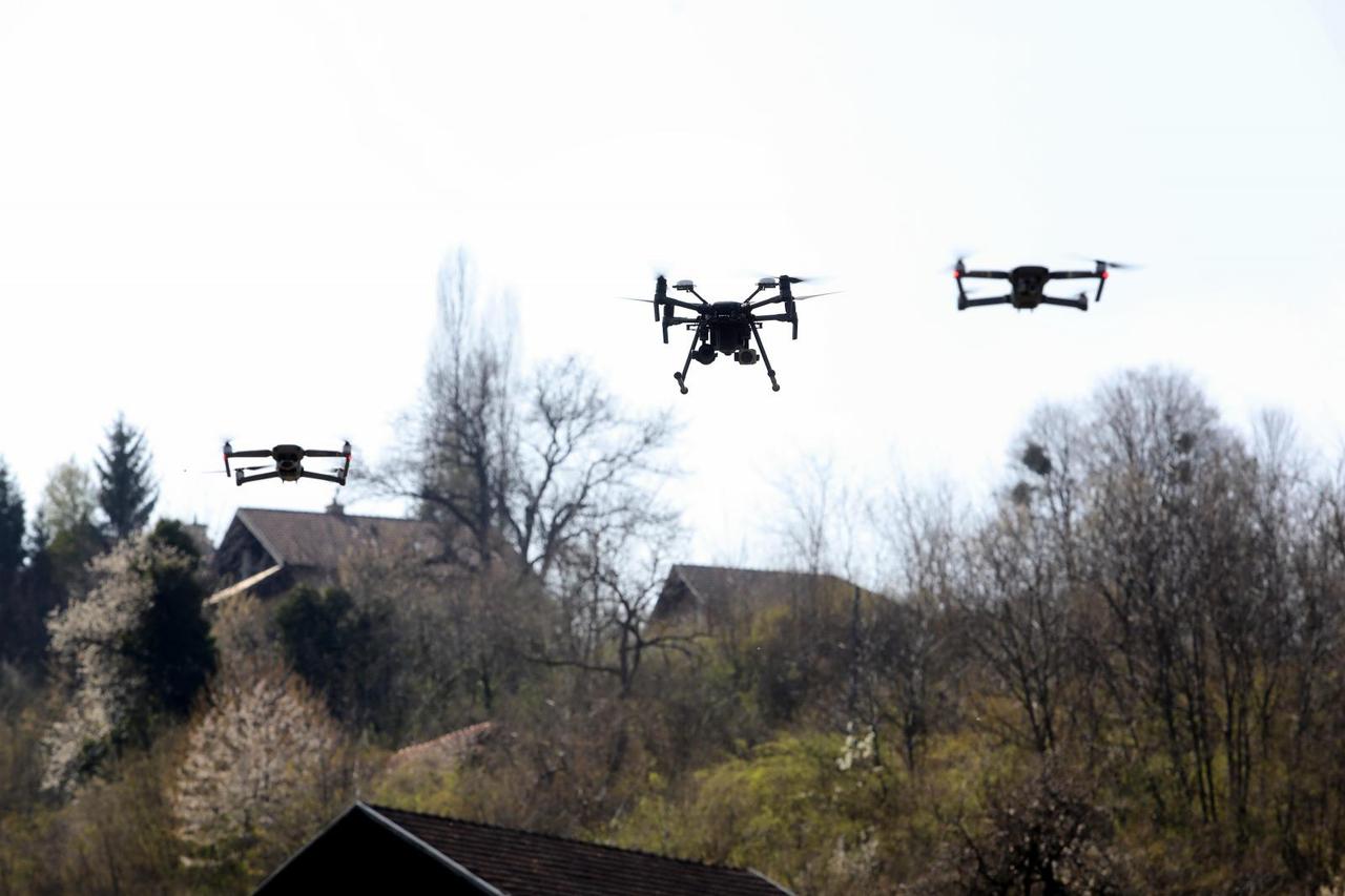 Vojska dronom snima štetu od potresa