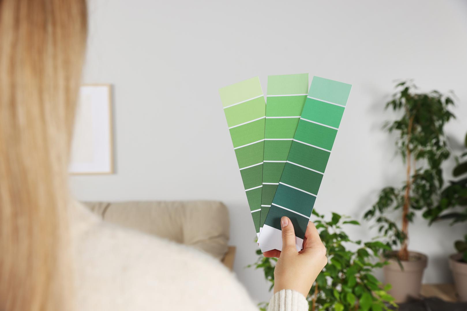 Nijanse zelene također imaju svoje značenje: ljubitelji maslinasto zelene često su izvrsni posrednici i cijene stabilnost, dok oni koji biraju smaragdno zelenu odaju samopouzdanje i ambiciju. Oni koji vole mentu zelenu najčešće su ljubazni, optimistični i nježni. Ipak, izrazi poput "zelen od zavisti" podsjećaju nas da ni ljubitelji zelene nisu imuni na mane – njihova radišnost i analitičnost ponekad mogu prerasti u posesivnost, nestrpljivost i materijalizam.