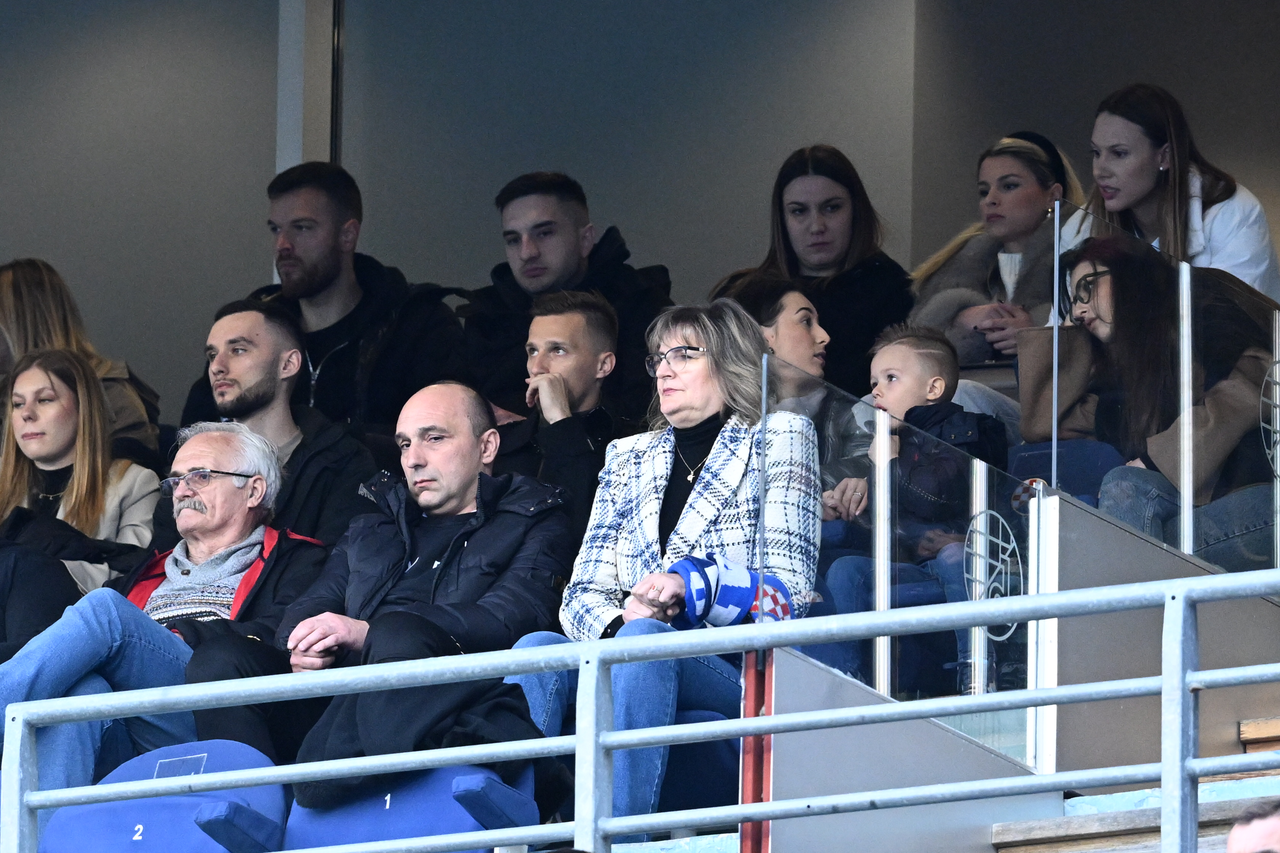 Mislav Oršić na tribini prati utakmicu Dinama i Rijeke
