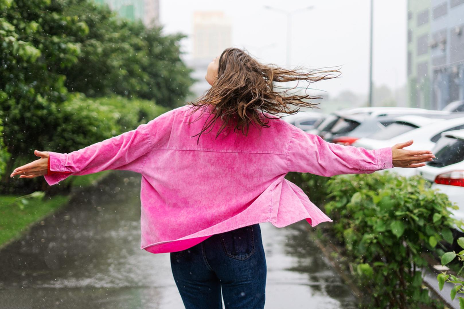 Prihvaćanje vremena (i vremena): 'Loše' vrijeme ne postoji, samo loša oprema. Umjesto da kukate, prilagodite se. Nabavite jaknu s kapuljačom, termosicu i izađite van. Pripremite svoj 'set za kišu i hladnoću' uz vrata (jakna, kapa, rukavice, reflektirajuća traka) tako da vam izlazak postane automatska aktivnost.