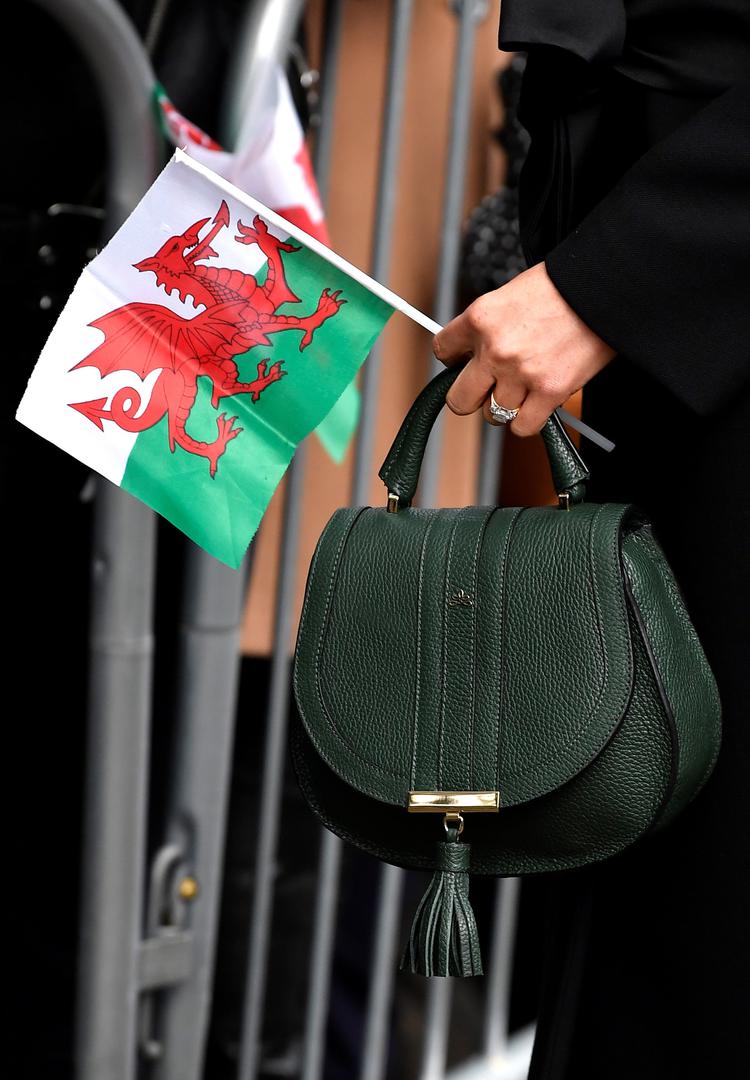 Ipak,  za razliku od štedljive Kate Middleton, vojvotkinje od Cambridgea, Meghan nije tako štedljiva. Tako zelena kožna torba britanskog brenda DeMellier London koju je nosila u Cardiffu ima cijenu oko dvije i pol tisuće kuna.