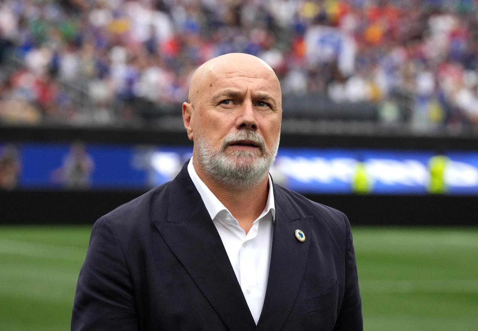 Barbarez je rođen u Mostaru, u obitelji oca Srbina i majke poluhrvatice-polubošnjakinje. 