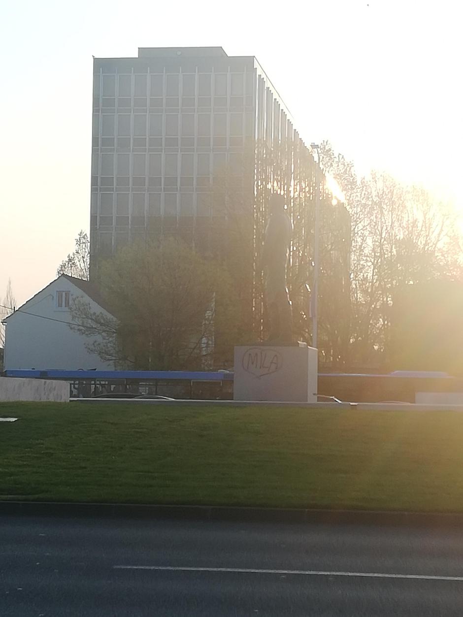 Na spomeniku Tuđmanu napisali 'Mila' uokvireno u srcu
