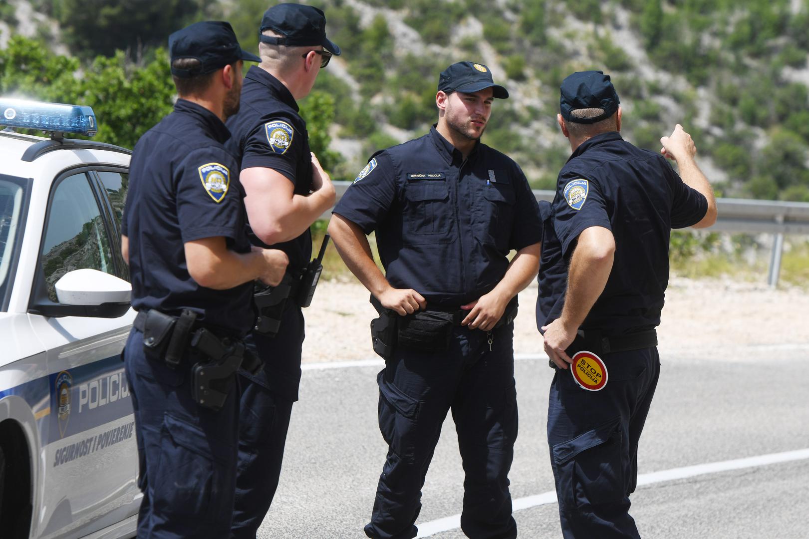 21.06.2023., Pakovo Selo - U kanjonu rijeke Cikole na podrucju Pakova Sela u Sibensko-kninskoj zupaniji srusio se helikopter madjarskih oruzanih snaga koji se u Hrvatskoj nalazi na obuci. Policija je blokirala cestu prema mjestu pada helikoptera. Photo: Hrvoje Jelavic/PIXSELL