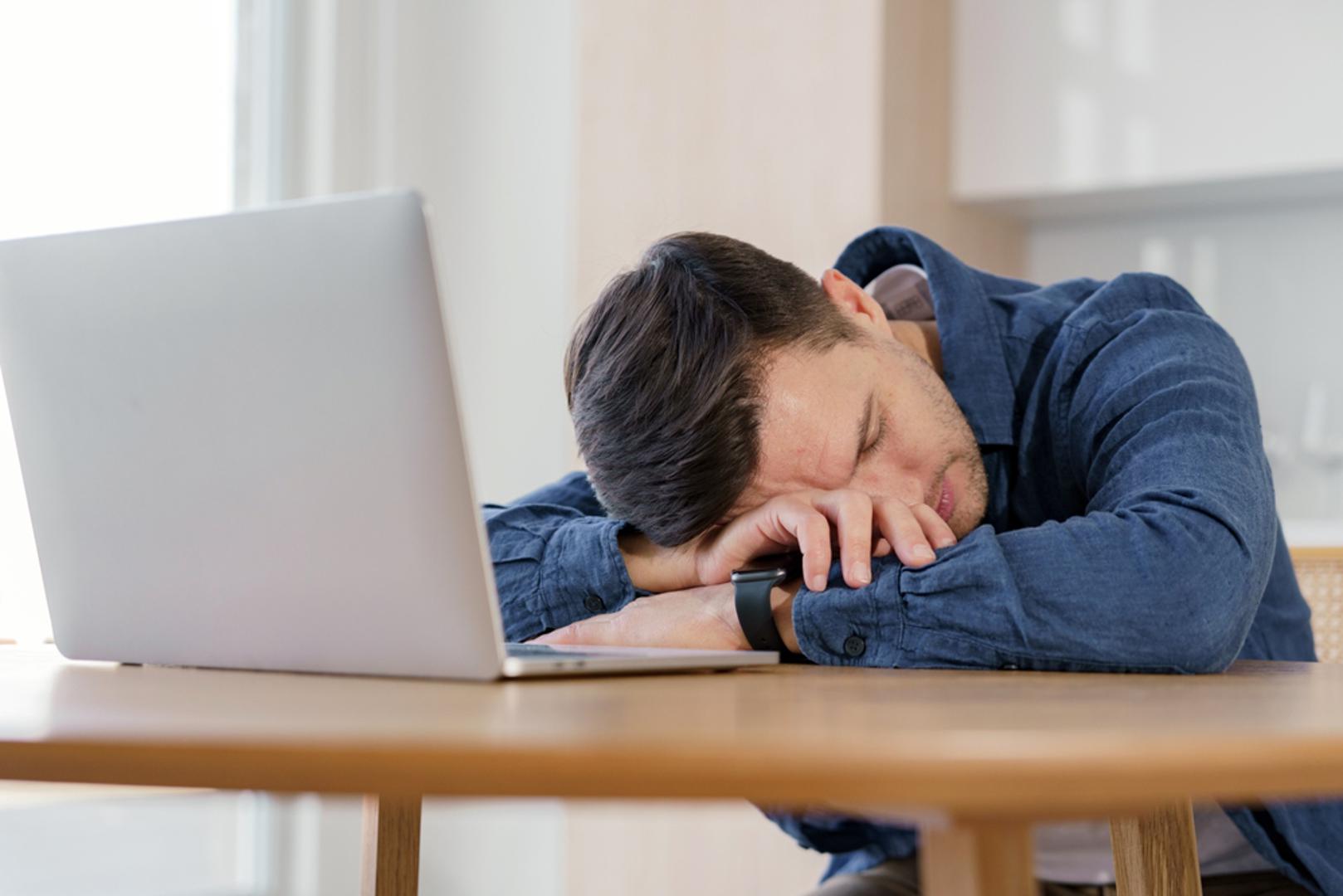 U početku se može činiti da je riječ samo o lošem snu, previše obaveza ili manjku energije zbog promjene godišnjeg doba. No kada tijelo nema dovoljno željeza, teže stvara hemoglobin, protein u crvenim krvnim stanicama koji prenosi kisik kroz organizam. Upravo zato manjak željeza može utjecati na cijelo tijelo, od razine energije do rada srca, koncentracije i izgleda kože. 