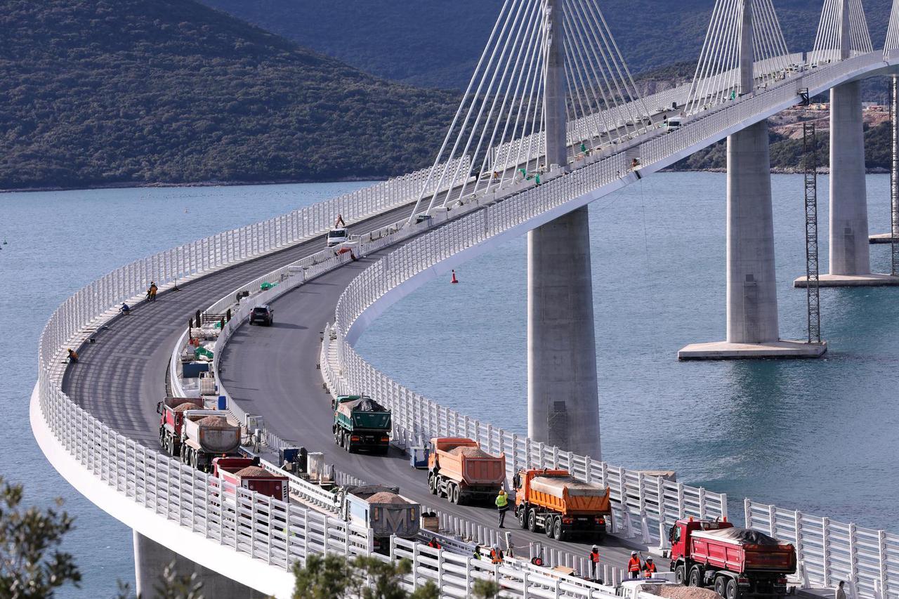 Nekoliko kamiona pod opterećenjem testira statiku Pelješkog mosta