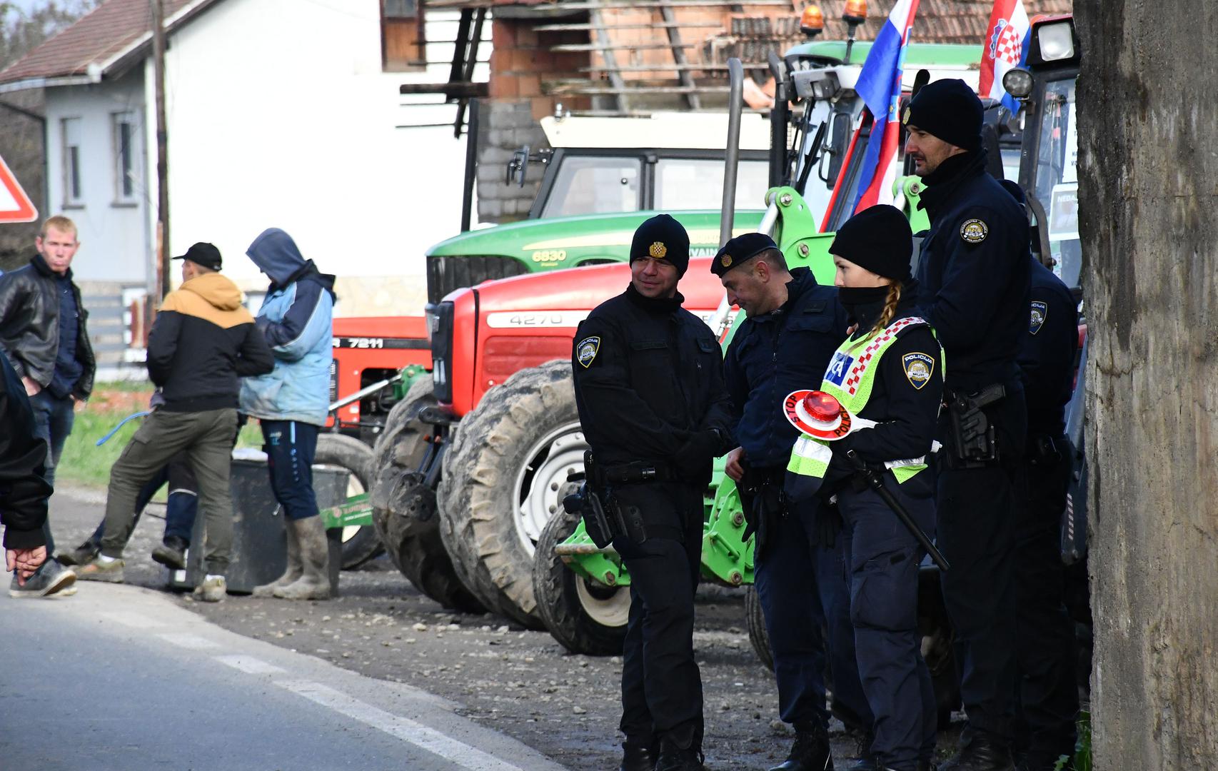Nezadovoljni Vladinim mjerama protiv afričke svinjske kuge, dio slavonskih poljoprivrednika blokirao je u četvrtak cestu koja vodi prema graničnom prijelazu Županja-Orašje.