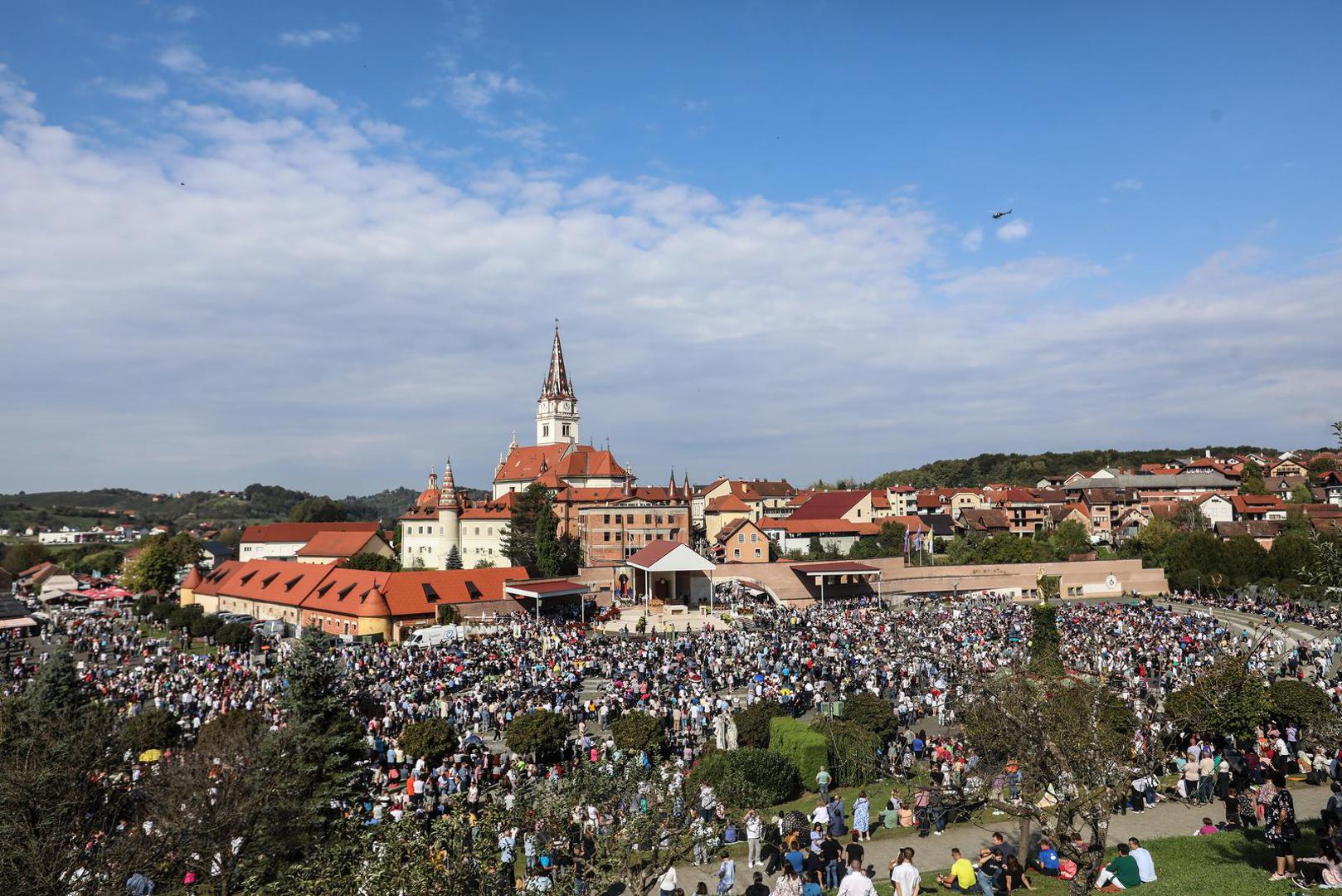 30.09.2023.,Marija Bistrica, u nacionalnom svetistu Majke Bozje Bistricke u Mariji Bistrici iz zraka  se kao zavjet Majci Bozjoj i znak zahvale za Stepincevu beatifikaciju s neba prosute latice od 10 000 ruza na prostor crkve na otvorenom. Na samom pocetku svete mise apostolski nuncij u RH nadbiskup Giorgio Lingua predao je Palij liturgijski znak sto ga nose nadbiskupi novom nadbiskupu zagrebackom Drazenu Kutlesi.    Photo: Robert Anic/PIXSELL