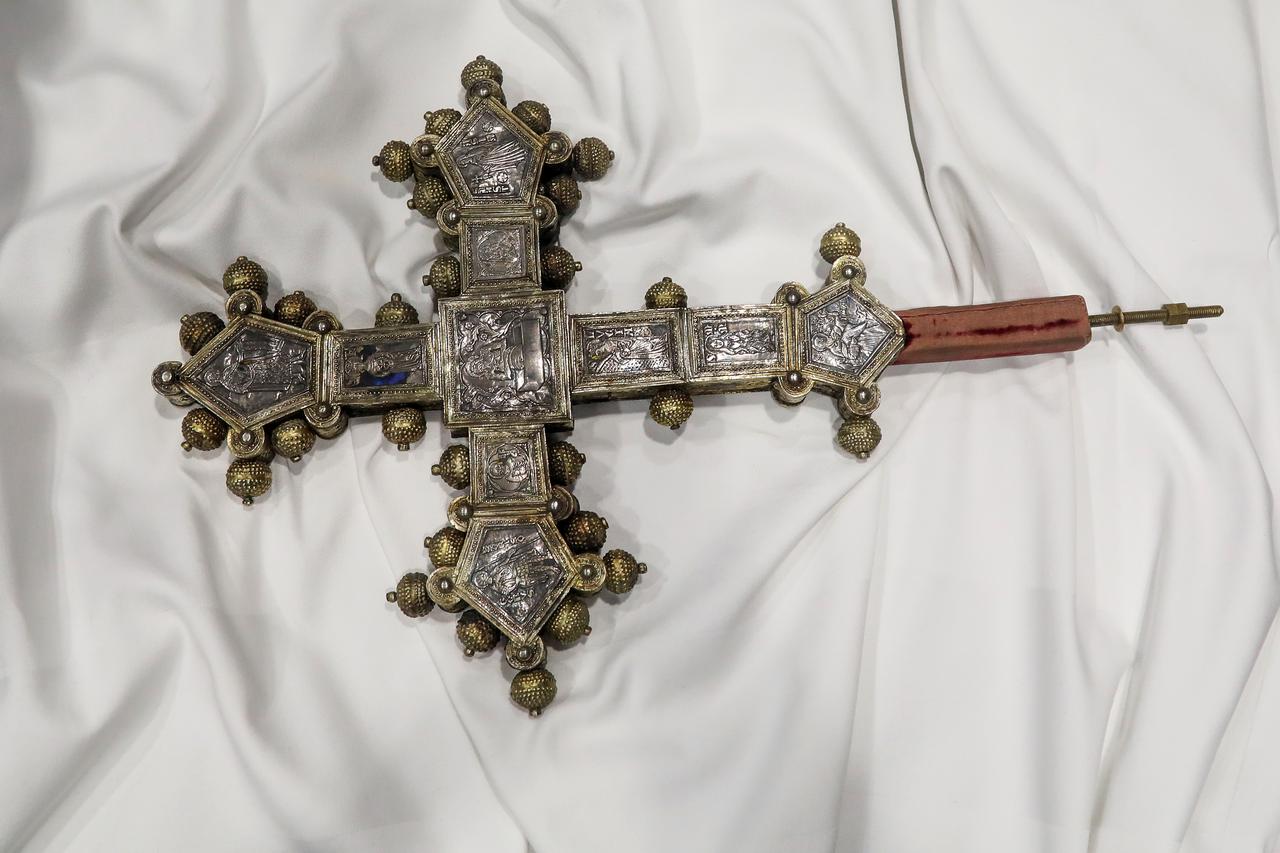 Hrvatskoj vraćen vrijedan srebrni križ iz 14. stoljeća ukraden prije 50 godina