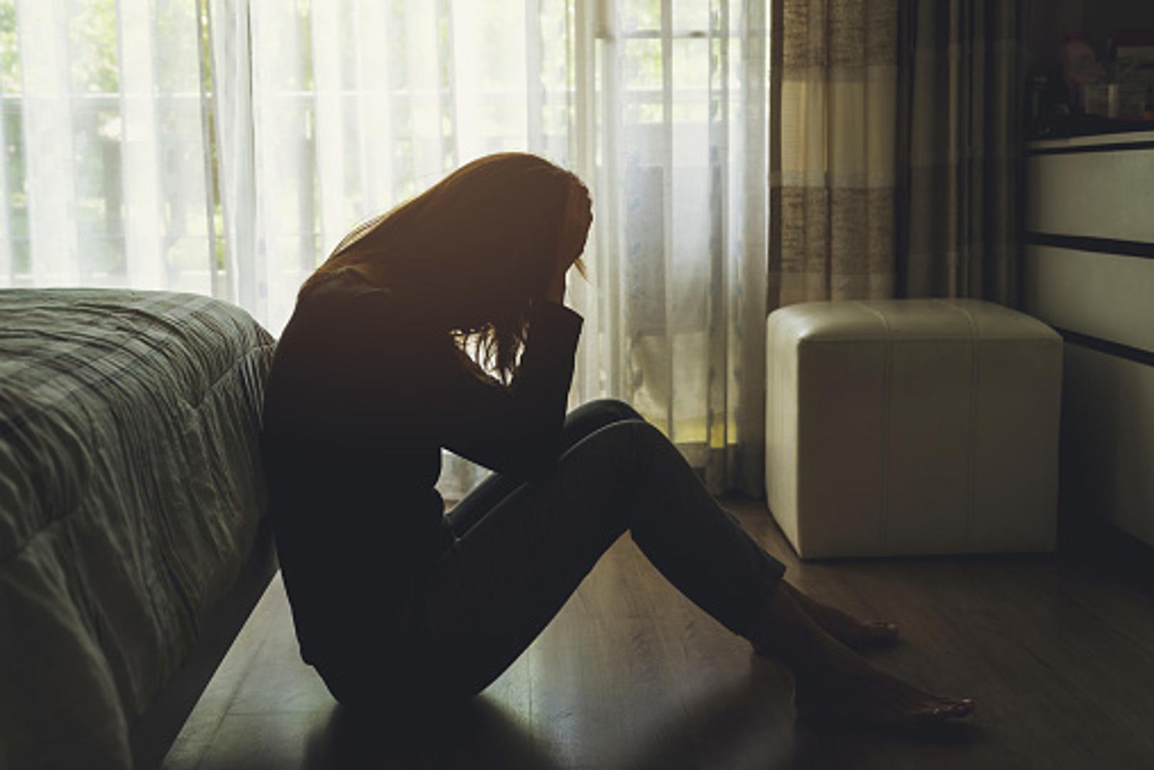 Depresija je češća kod žena nego kod muškaraca, a i broj pokušaja suicida uzrokovanih depresijom veći je kod žena.  