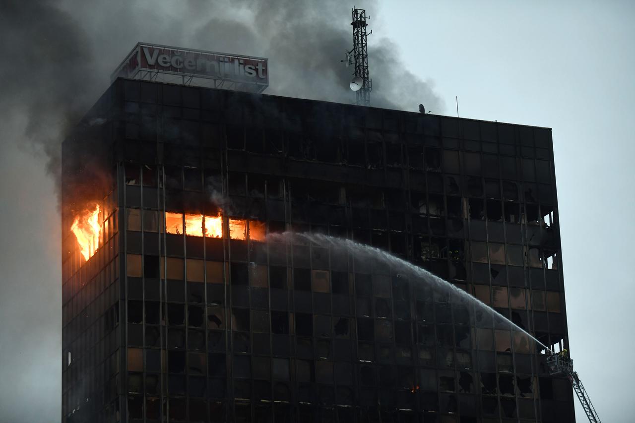 Zagreb: Nastavlja se gašenje Vjesnikovog nebodera, teška noć iza vatrogasaca