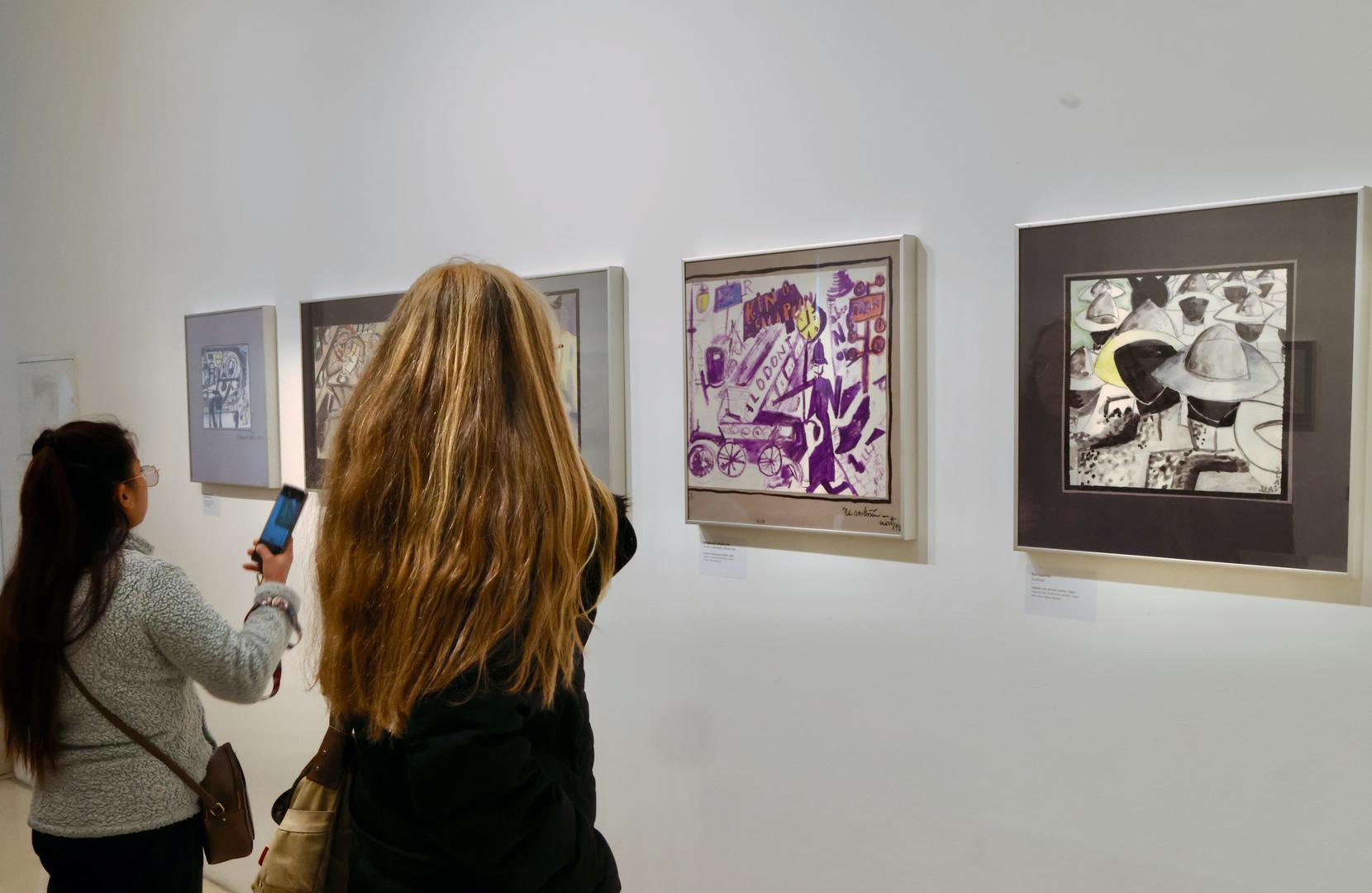 Slaven Vidović bio je istaknuti liječnik, no ujedno i strastveni kolekcionar i zaljubljenik u umjetnost, a njegovi radovi obuhvaćaju širok raspon tema i tehnika - od olovke i tuša do akvarela, kolaža i kombiniranih postupaka. Među temama se nalaze prizori eksterijera i interijera, portreti, mrtve prirode te idejna rješenja za plakate, knjige i ex librise