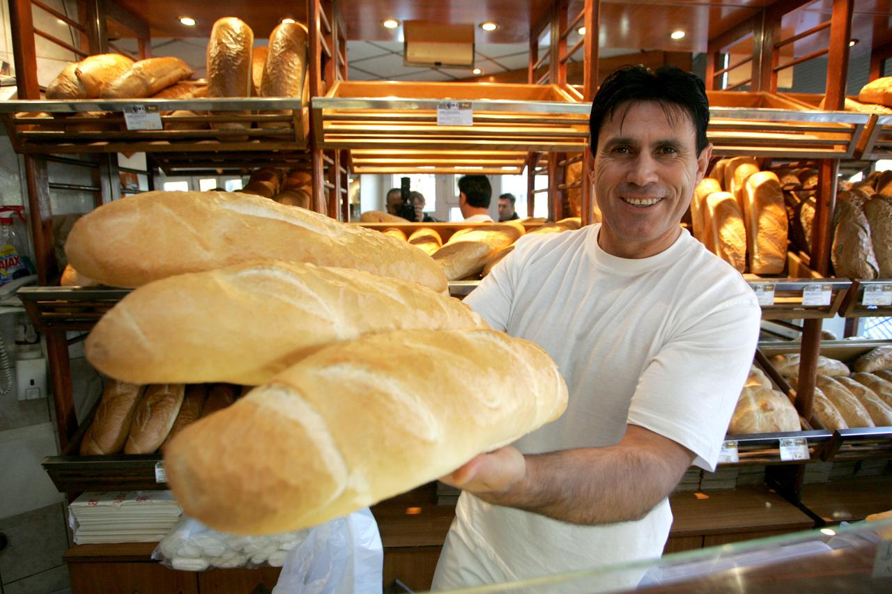 15.10.2009, Zagreb, Hrvatska - Azgan Qenaj, vlasnik pekarnice ''Romaja'' na Tresnjevci , dijeli visak kruha siromasnima. Za ponos hrvatske.  Photo: Petar Glebov/24sata