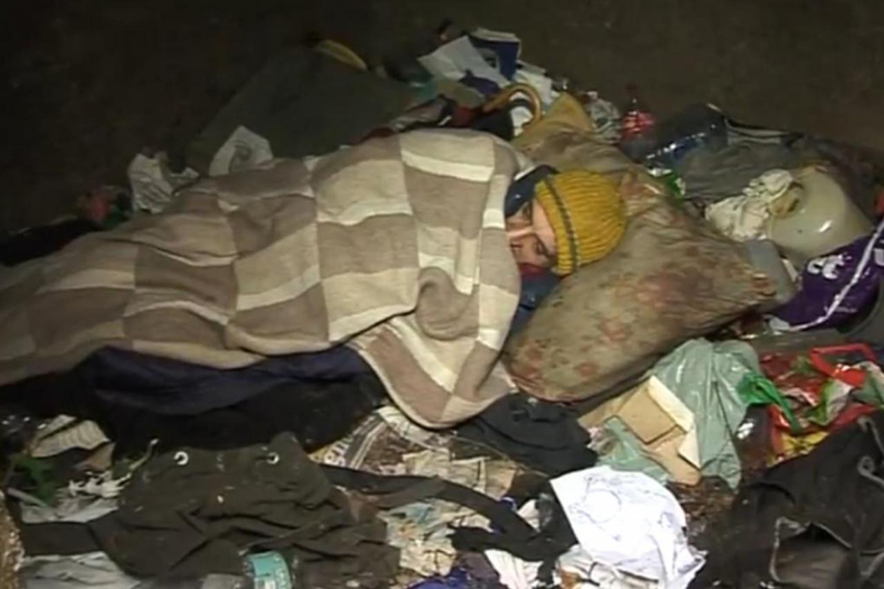 Beskućnici, grobovi (1)