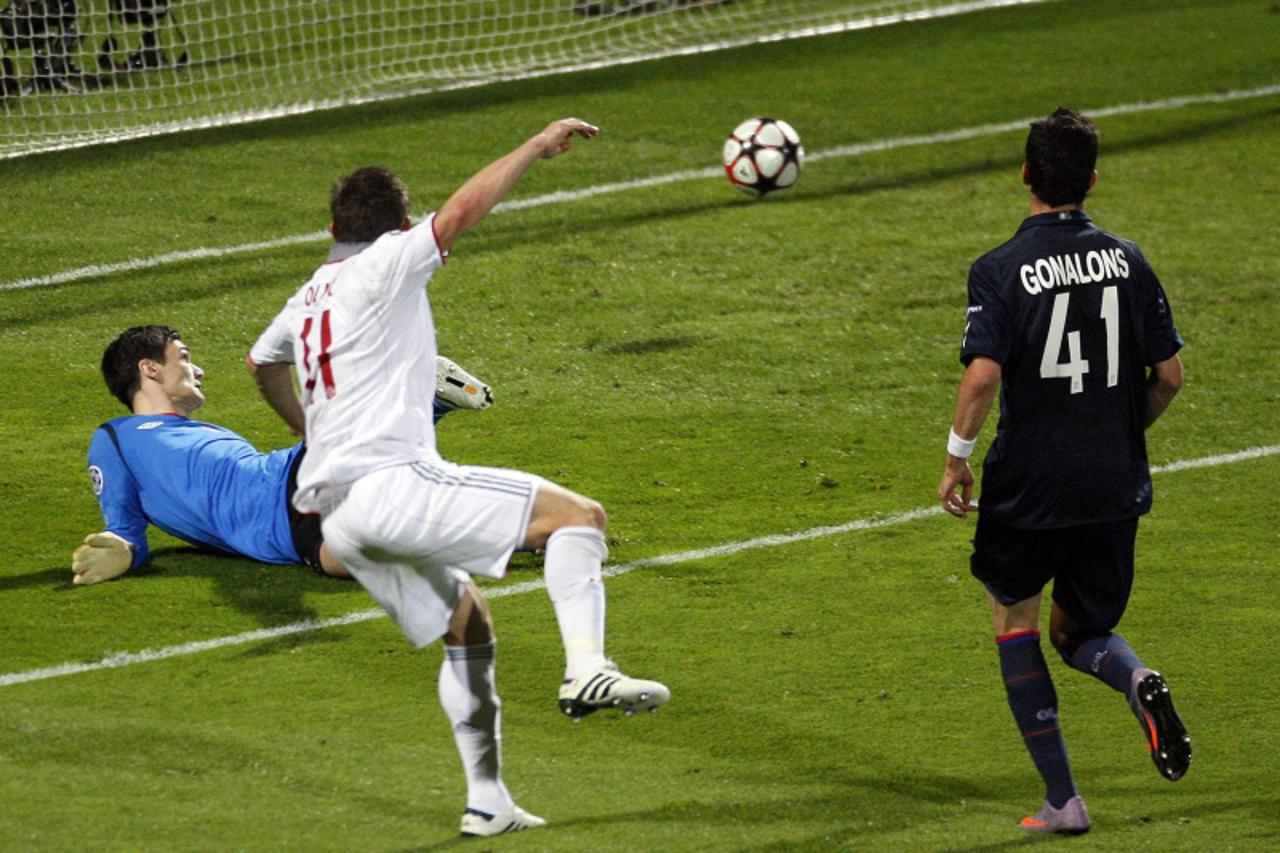 'Bayern Munich\'s Ivica Olic (C) scores his second goal against Olympique Lyon\'s goalkeeper Hugo Lloris (L) during their Champions League semi-final second leg soccer match in Lyon April 27, 2010.   