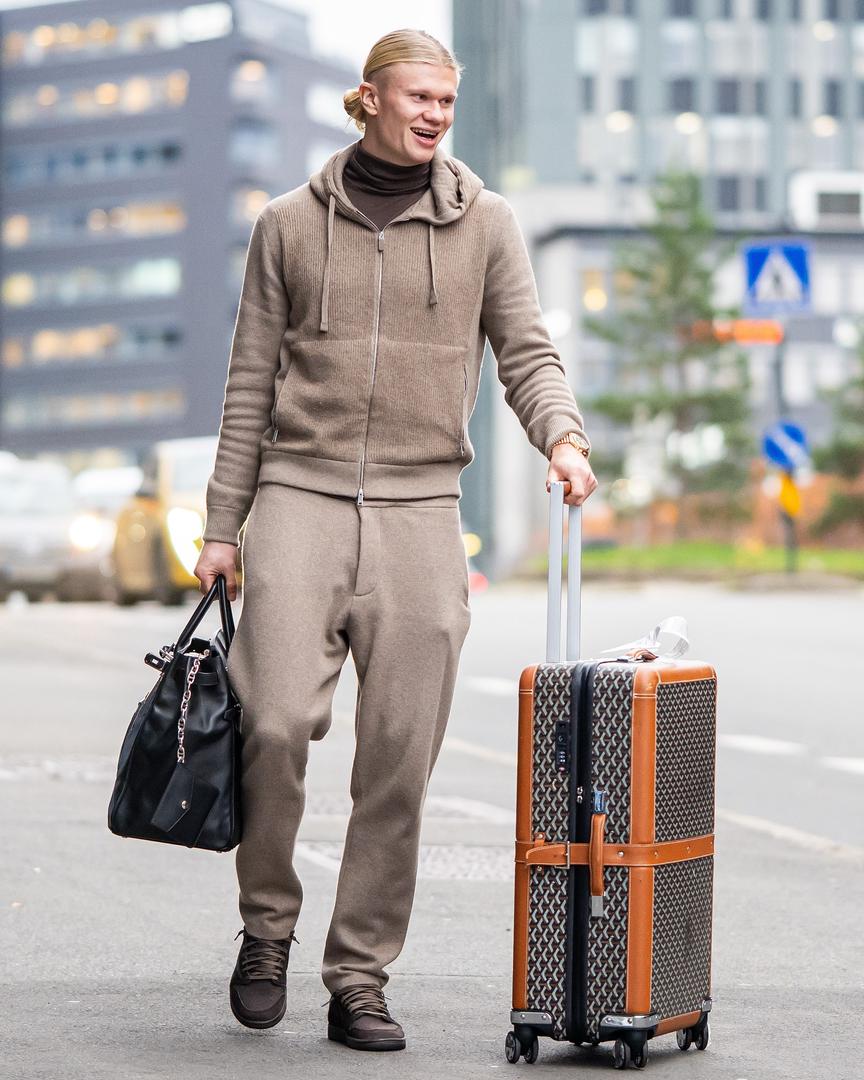 Posljednjih mjeseci viđen je i s drugim Hermesovim modelima, uključujući torbu H Togo HAC Casaque Birkin 40 Palladium od 30.000 funti (oko 34.800 eura), Toile Hac Birkin 40 vrijednu 37.000 funti (oko 42.900 eura) te Evercalf Toile Cargo Haut À Courroies Birkin čija je cijena 50.000 funti (oko 58.000 eura).