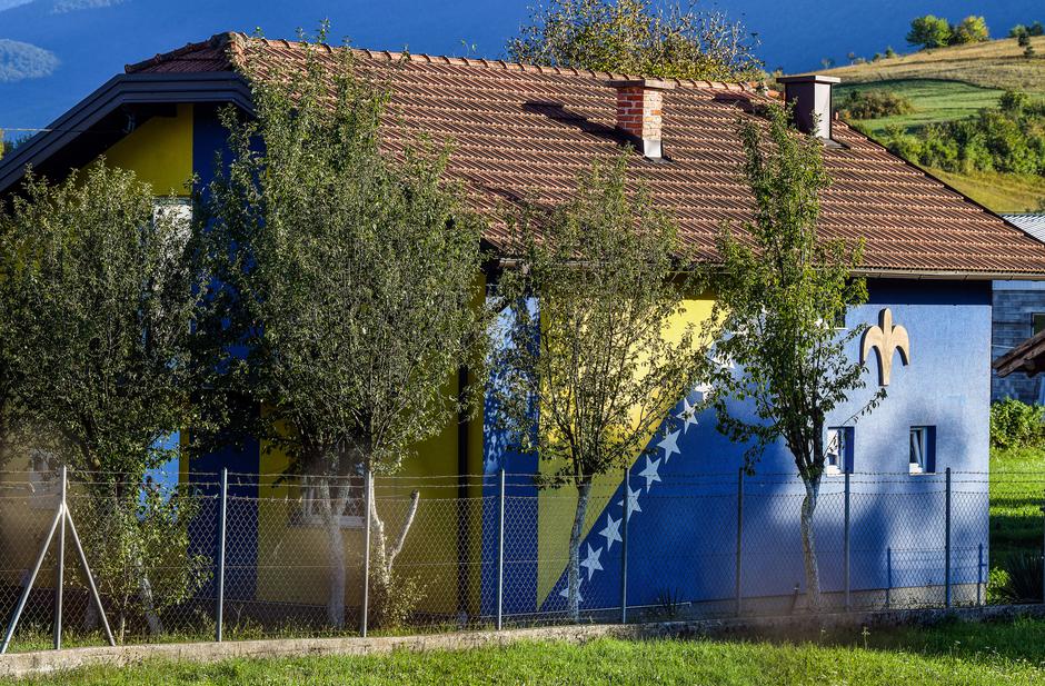 Bihać: Kuća u bojama bosanskohercegovacke zastave
