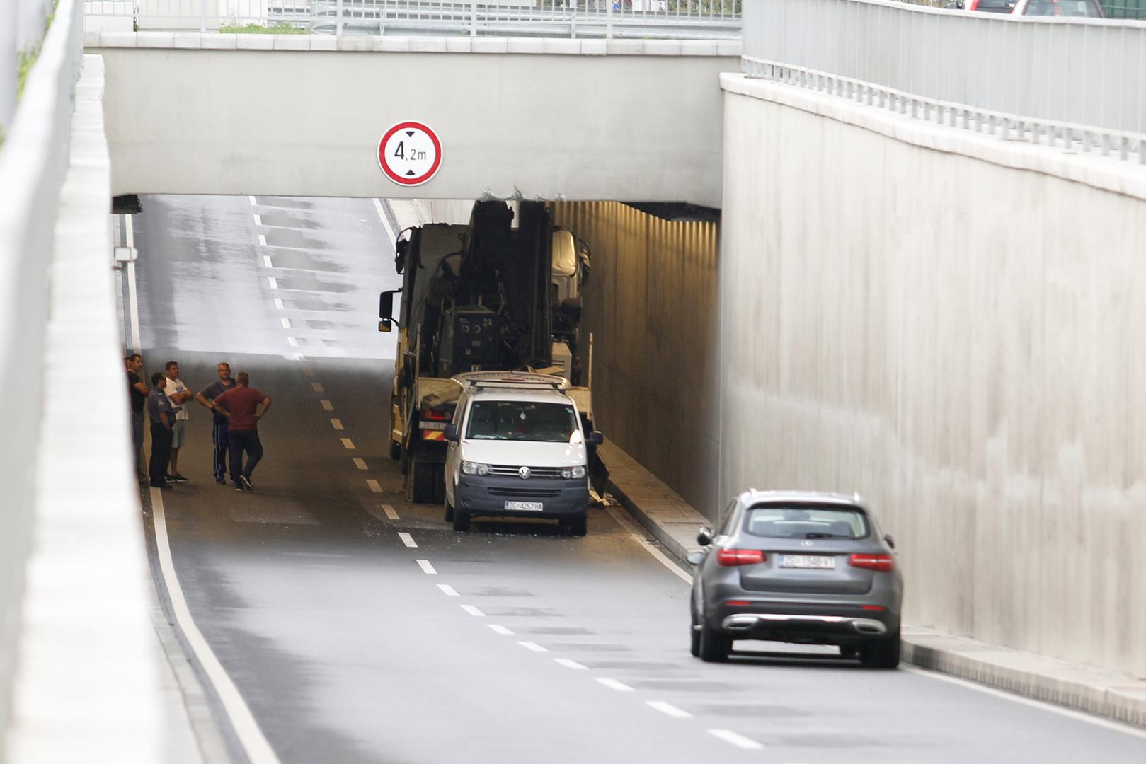 Vozač očito nije dobro procijenio visinu svog vozila.