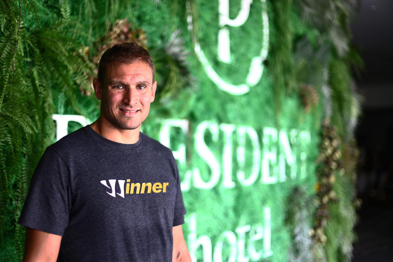 Bivši hrvatski nogometni reprezentativac Nikica Jelavić ispred svog hotela u Čapljini