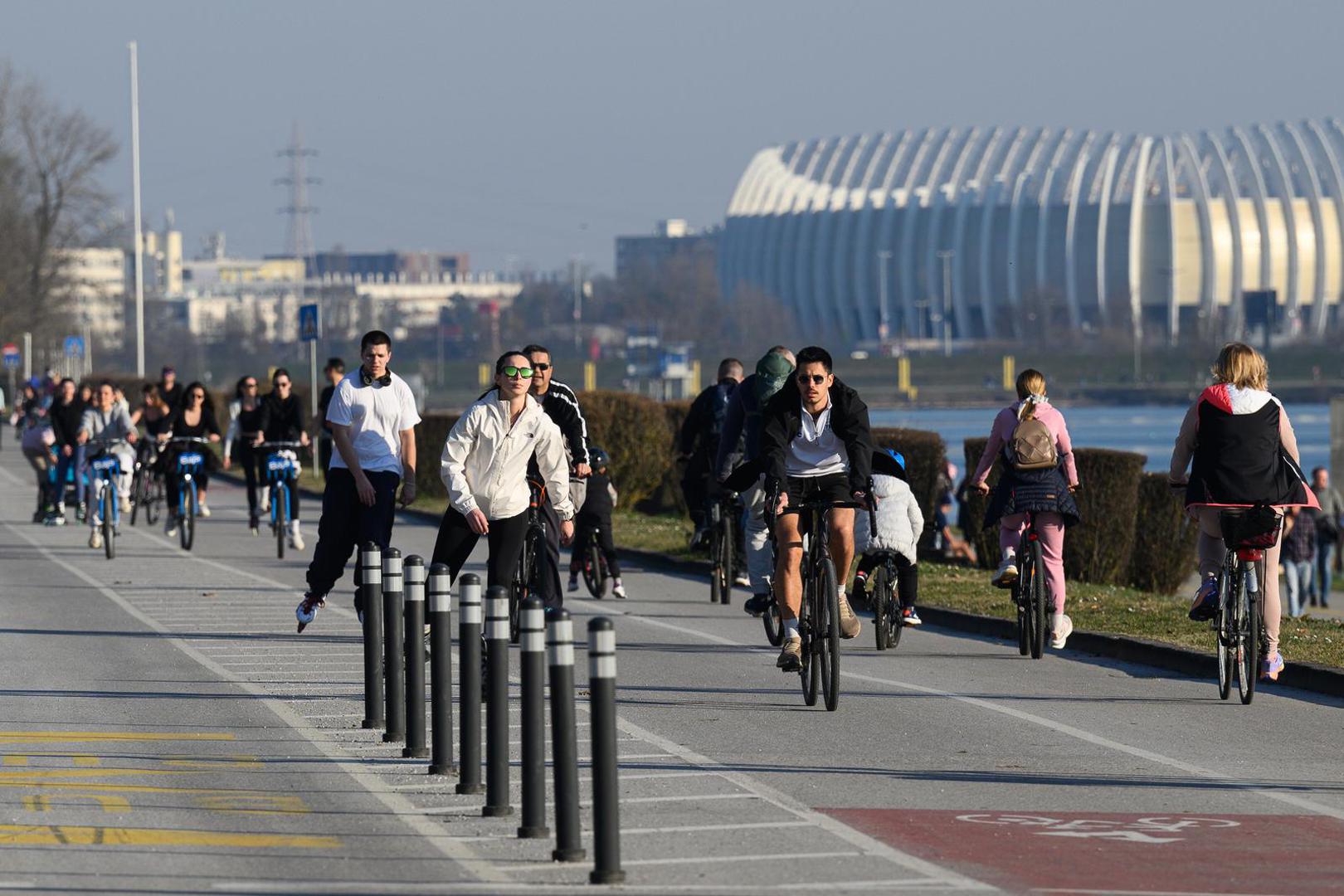 Temperature su bile znatno više nego proteklih dana, a vedro nebo je dodatno pozivalo na uživanje u parkovima i rekreaciju.