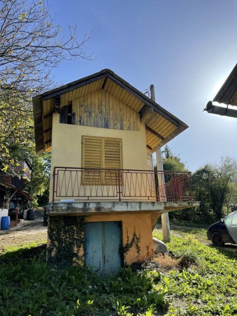 Prodaje se vinogradarska kuća od ukupno 9 m2, s okućnicom od 1067 m2 (dvorište, oranica i vinograd), u mjestu Vrtlinovec.

