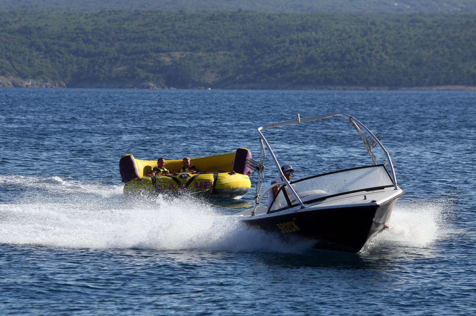 Turisti uživaju na crikveničkim plažama u moru, suncu i sportovima na moru.