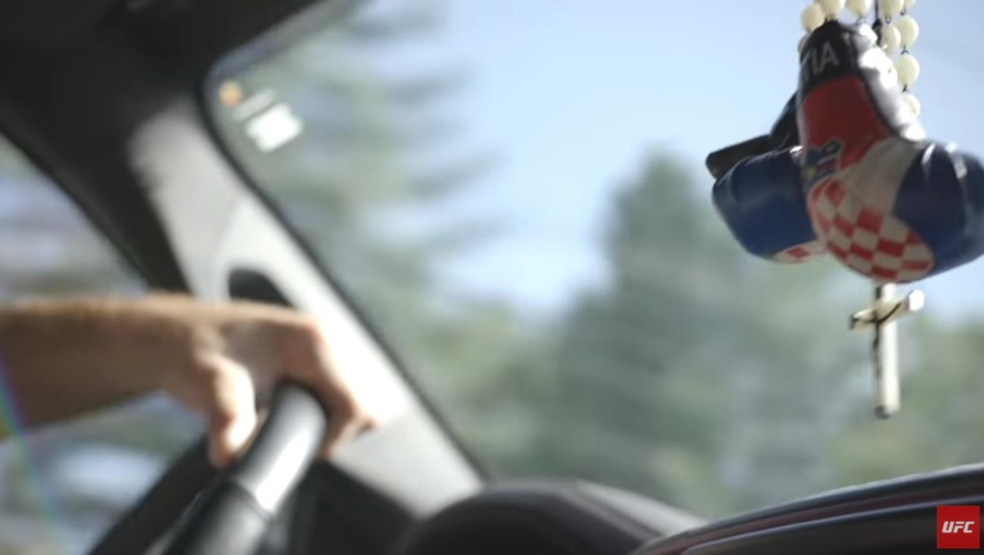 Evo što mu se nalazilo na retrovizoru u automobilu