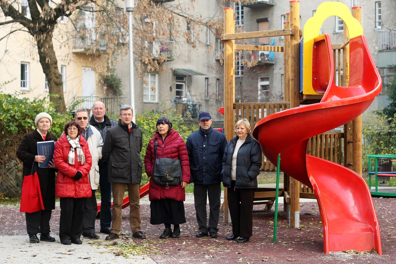 11.12.2014., Zagreb - Djecje igraliste u Vrbanicevoj ulici u kojoj je puno macaka lutalica koje smetaju stanarima okolnih zgrada.  Photo: Luka Stanzl/PIXSELL