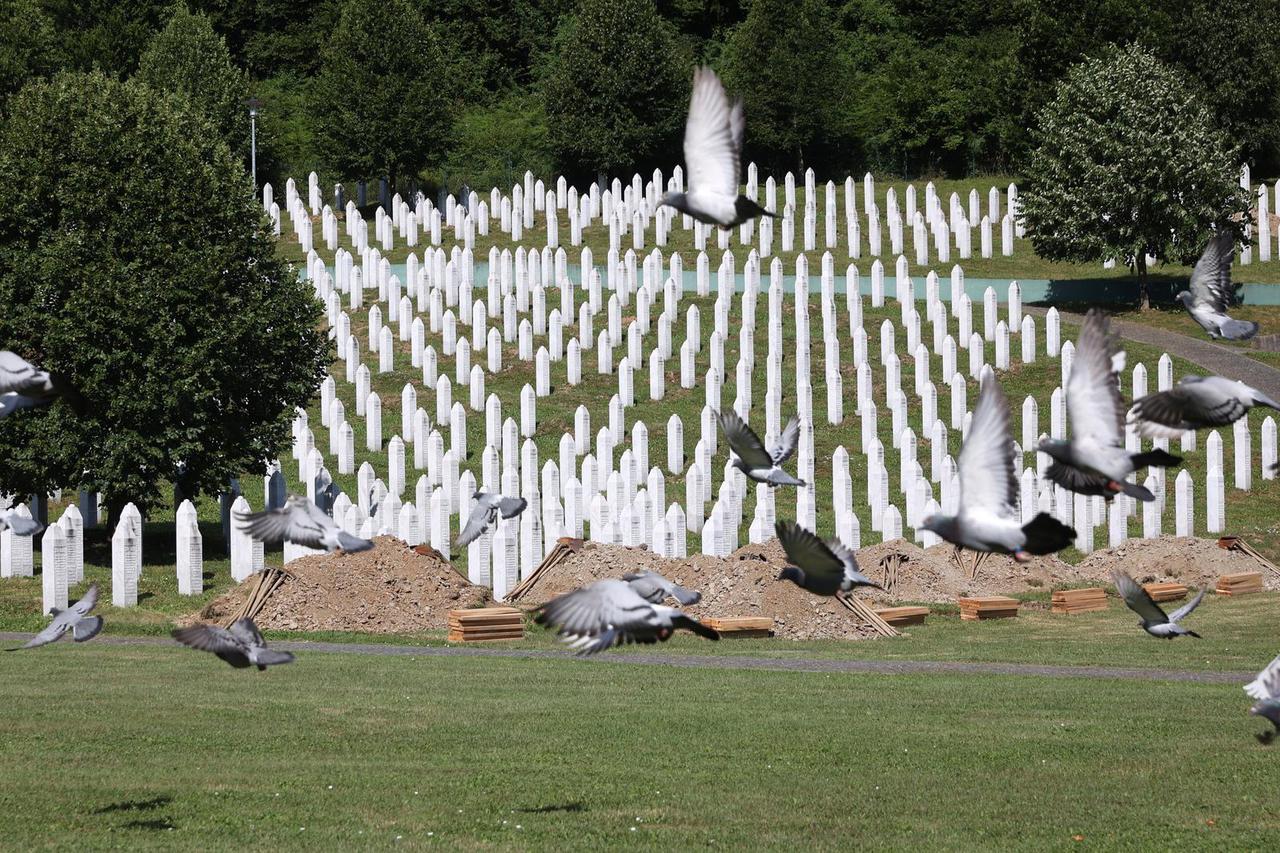 Povodom 27. godišnjice genocida u Srebrenici pušteni golubovi mira