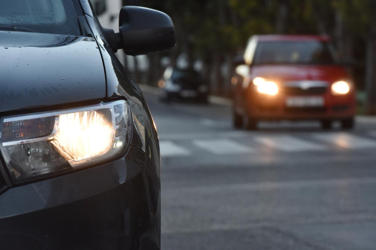 Od danas vozači moraju imati upaljena svjetla na automobilima