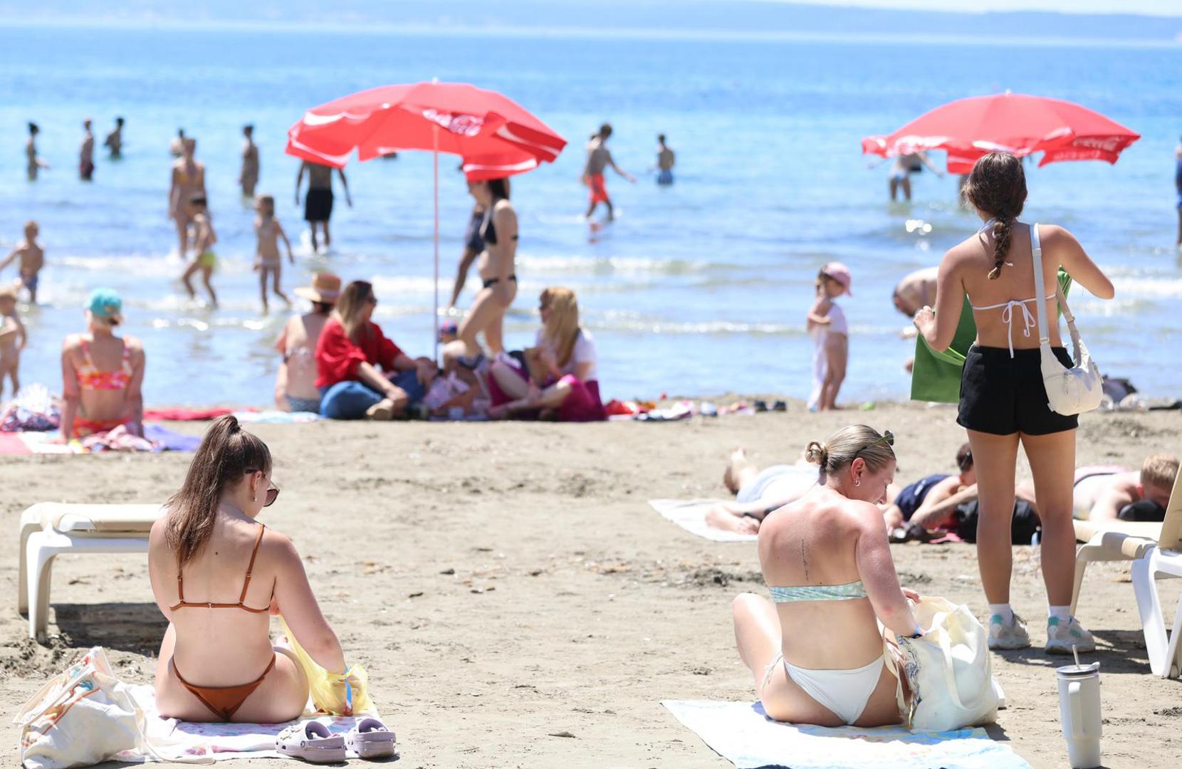 Iako kalendarski ljeto još nije stiglo, brojne plaže diljem Jadrana ovog su vikenda već pune kupača i turista.