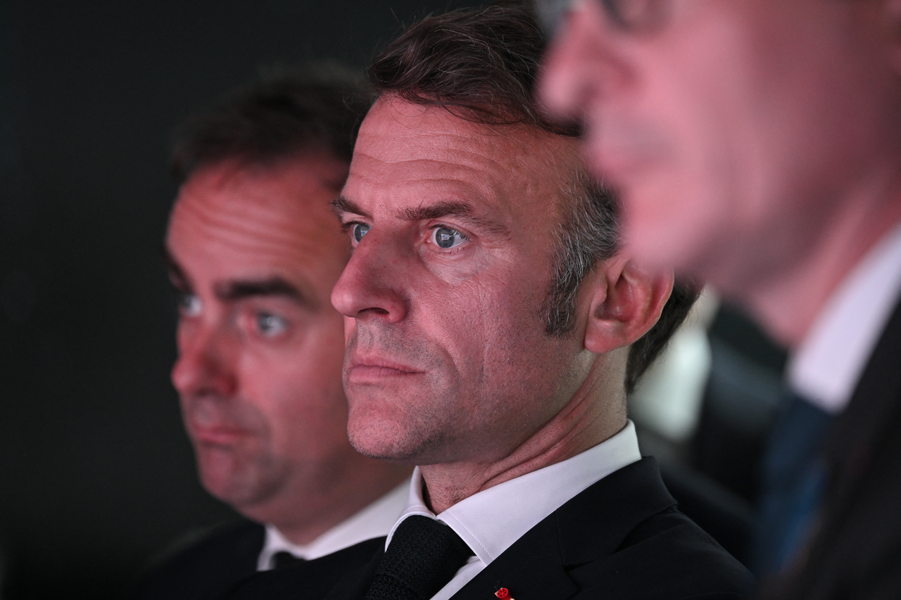 Le président Emmanuel Macron visite le stand Thales lors de la 55ème édition du Salon International de l'Aéronautique et de l'Espace de Paris-Le Bourget