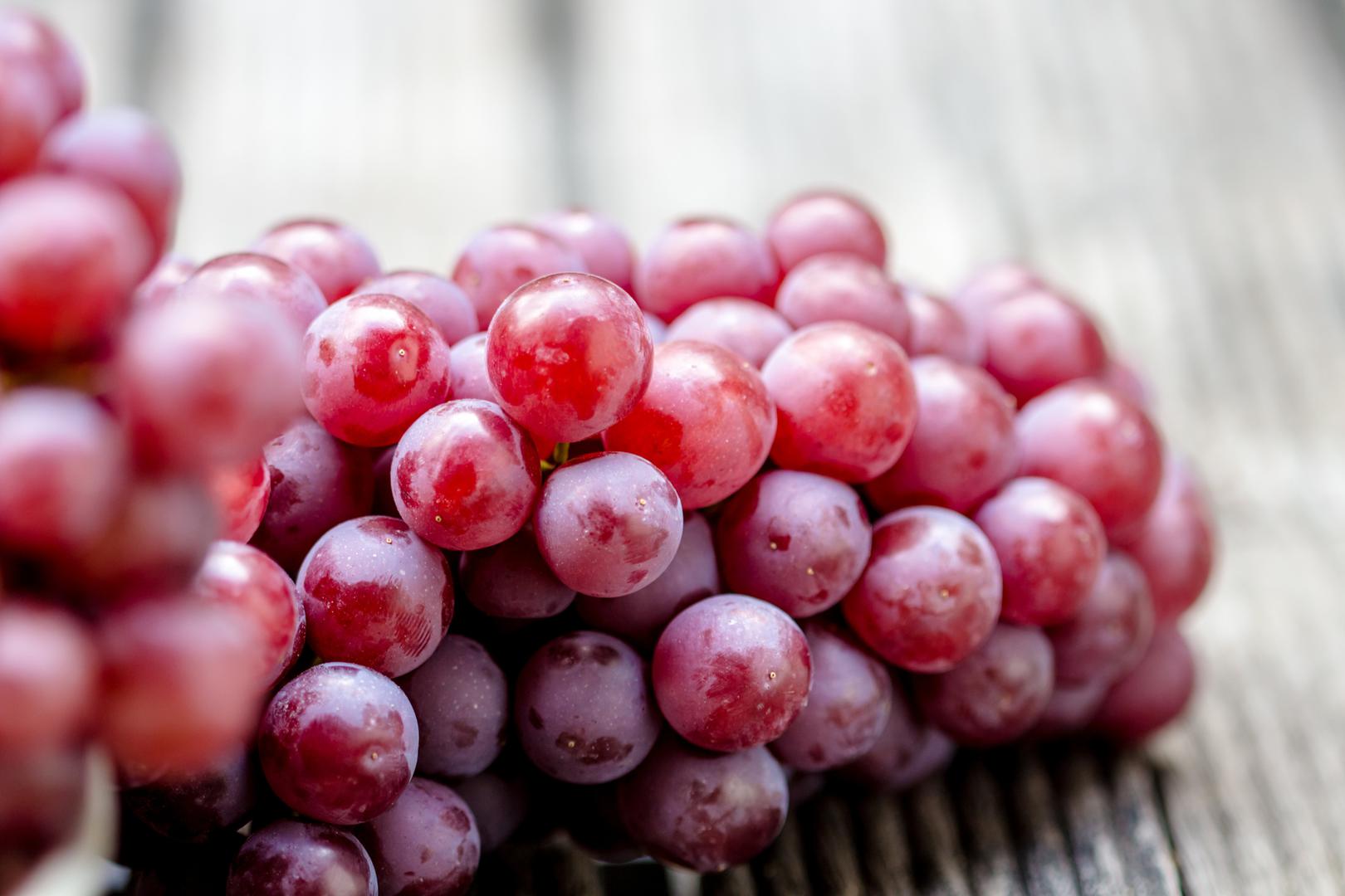 Crveno grožđe – Resveratrol, tvar koja se nalazi u crnom vinu, a grožđe štiti od plijesni, jedan je od najčešćih spojeva koji se koriste u borbi protiv raka. Koža crvenog grožđa prepuna je resveratrola koji sprječava nastajanje stanica raka.