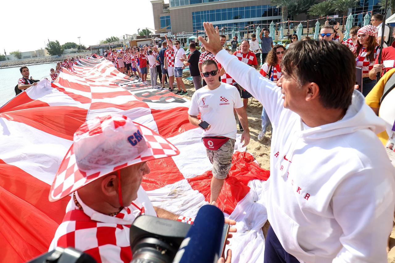 KATAR 2022 Doha: Navijači zastavom dugom 200 metara došli dati podršku hrvatskim reprezentativcima