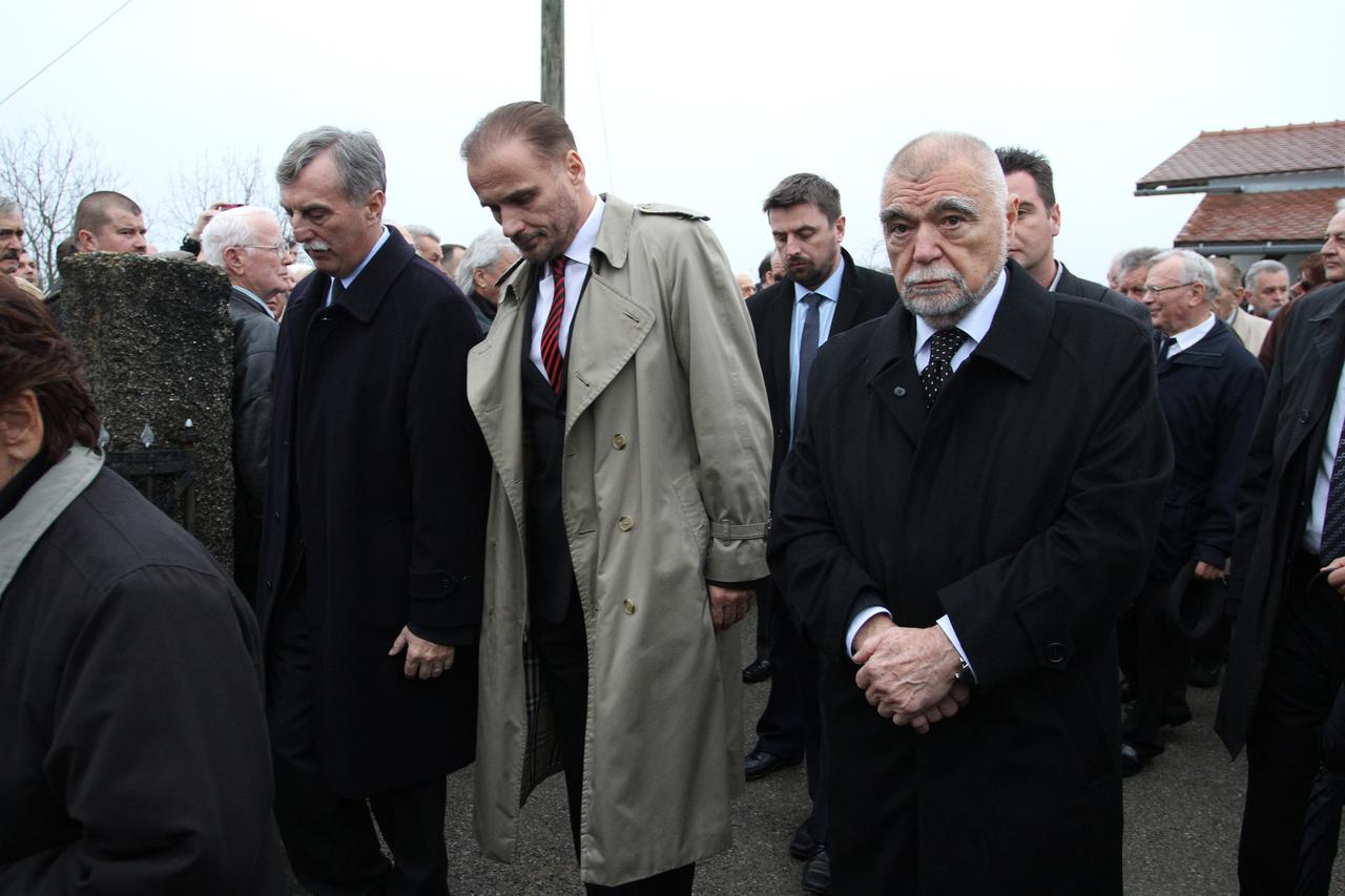 14.11.2014., Vukova Gorica - Josip Boljkovac sahranjen je uz drzavne pocasti na mjesnom groblju. Ispratila ga je obitelj, brojni mjestani, prijatelji. Anto Nobilo, Stjepan Mesic
