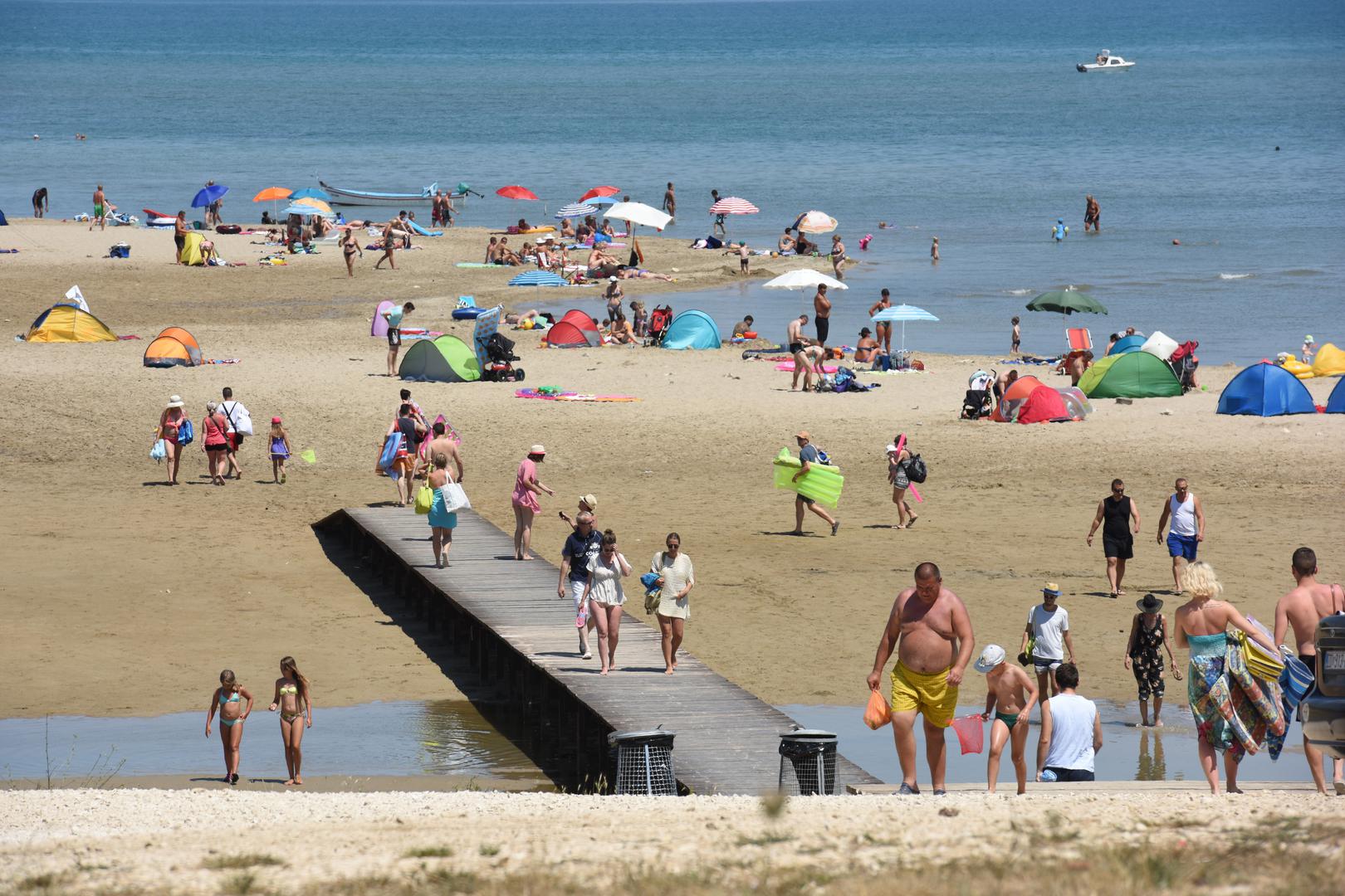 Kraljičina plaža (Nin pokraj Zadra) 

Najdulja i najpoznatija ninska plaža duga je tri kilometra, a naziv Kraljičina plaža prema legendi duguje supruzi prvog hrvatskog kralja Tomislava koja je s kraljevskom obitelji redovito posjećivala ovu plažu. Pješčana plaža s izrazito dugačkim plićakom i toplim morem pruža idealne uvjete i za najmlađu djecu. U blizini je i najpoznatiji lokalitet ljekovita blata u Hrvatskoj.