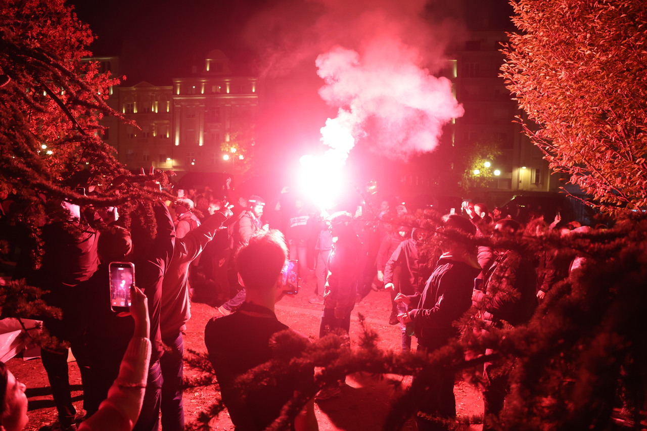 Beograd: Zapaljen šator u Pionirskom parku, građani ruše Ćacilend