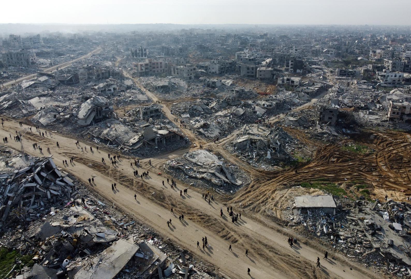 Naoružani borci Hamasa prolazili su južnim gradom Kanom Junisom, uz navijanje i skandiranje gomile, unatoč tome što je provedba sporazuma kasnila gotovo tri sata. Policajci Hamasa, odjeveni u plavu policijsku uniformu, raspoređeni su u nekim područjima nakon što su mjesecima pokušavali ostati izvan vidokruga kako bi izbjegli izraelske zračne napade.